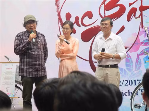 Nhà thơ Cao Xuân Sơn phát biểu tại buổi tổng kết. Ảnh: Yến Thanh - DT&MN/TTXVN.