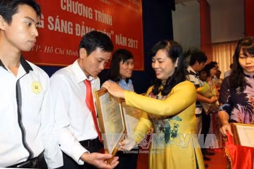 Lãnh đạo Thành phố Hồ Chí Minh trao bằng khen biểu dương gương sáng đảng viên năm 2017. Ảnh: Thanh Vũ-TTXVN