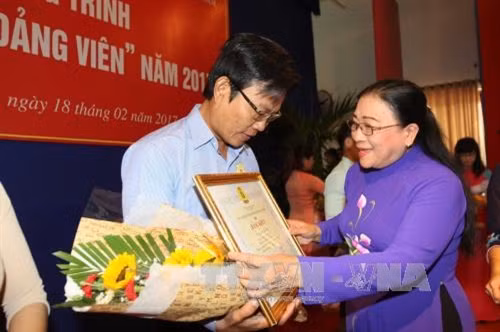 Lãnh đạo Thành phố Hồ Chí Minh trao bằng khen biểu dương gương sáng đảng viên năm 2017. Ảnh: Thanh Vũ-TTXVN