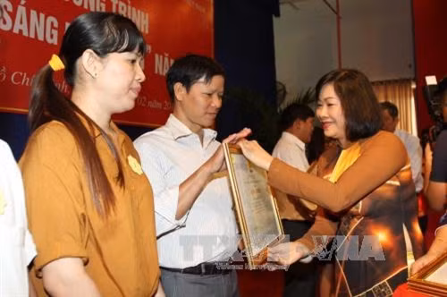 Lãnh đạo Thành phố Hồ Chí Minh trao bằng khen biểu dương gương sáng đảng viên năm 2017. Ảnh: Thanh Vũ-TTXVN