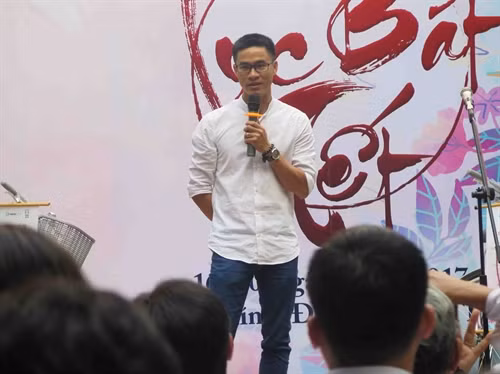 Nhà thơ Nguyễn Phong Việt phát biểu tại buổi tổng kết. Ảnh: Yến Thanh - DT&MN/TTXVN.