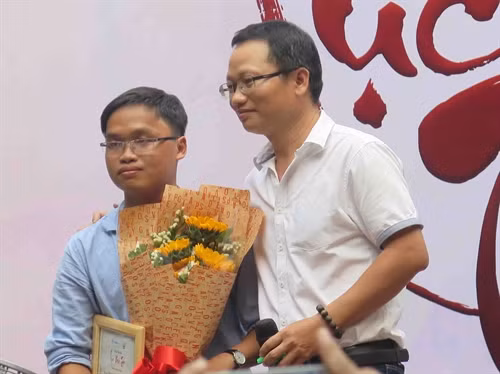 Giải Nhất đã thuộc về tác giả Nguyễn Trần Khải Duy (trái) với chùm thơ Tết: “Ghé sân thiền”, “Vừa câu chữ đủ gieo vần Chạp Giêng”, “Tiềm thức Quy Nhơn”. Ảnh: Yến Thanh - DT&MN/TTXVN.