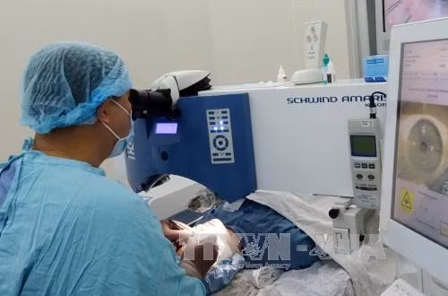 Bác sỹ Bệnh viện Mắt Thành phố Hồ Chí Minh thực hiện ca phẫu thuật khúc xạ mắt bằng Laser công nghệ SmartSurfACE cho bệnh nhân. Ảnh: Phương Vy-TTXVN.