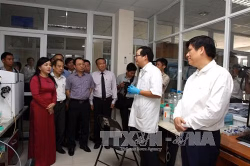 Bộ trưởng Nguyễn Thị Kim Tiến thăm Viện Y tế Công cộng Thành phố Hồ Chí Minh. Ảnh: Phương Vy-TTXVN.