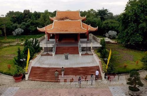 Du khách tham quan Khu tưởng niệm Bác Hồ. Ảnh: An Hiếu – TTXVN