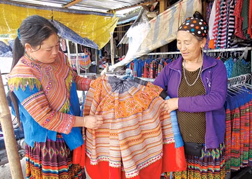 Chiếc váy khâu bằng tay được bày bán ở chợ. Ảnh: Trần Thuyên