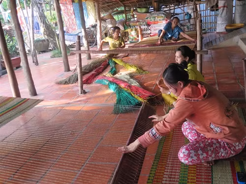 Một cơ sở dệt chiếu theo phương pháp thủ công ở Định Yên
