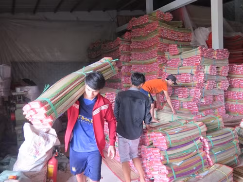 Ngoài tiêu thụ ở trong nước, hiện nay các mặt chiếu Định Yên đang được xuất khẩu nhiều sang Campuchia, Thái Lan ...