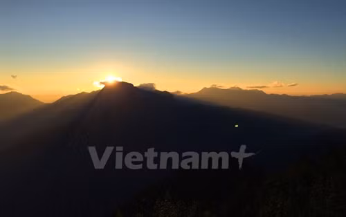 Hoàng hôn 'mắc' trên đỉnh núi.