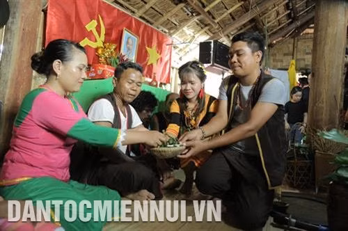 Cô dâu, chú rể mời trầu mọi người. Ảnh: Nam Sương