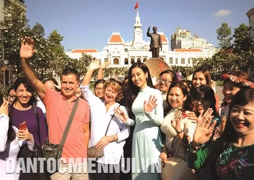 Hoa hậu Việt Nam 2016 Đỗ Mỹ Linh trong trang phục Áo dài với du khách nước ngoài và người dân Thành phố Hồ Chí Minh. Ảnh: An Hiếu