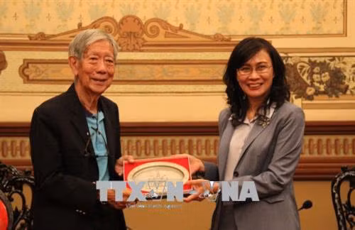 Phó Chủ tịch UBND thành phố Hồ Chí Minh Nguyễn Thị Thu tặng quà lưu niệm cho Phó Tổng thư ký Hội đồng Olympic Malaysia. Ảnh: Xuân Dự - TTXVN