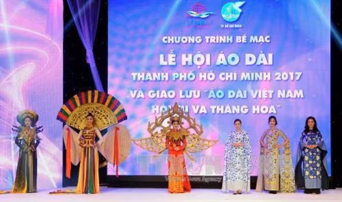 Giới thiệu các bộ sưu tập Áo dài tiêu biểu của các nhà thiết kế tại chương trình. Ảnh: An Hiếu - TTXVN