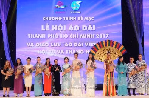 Lãnh đạo Thành phố Hồ chí Minh trao tặng hoa cho các tập thể và cá nhân tại chương trình. Ảnh: An Hiếu – TTXVN