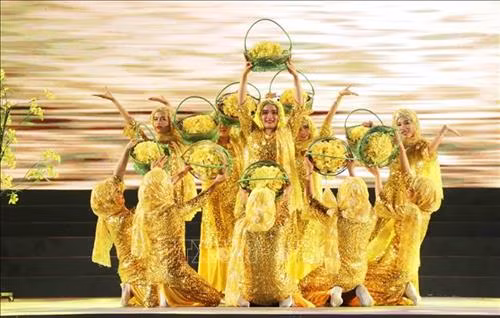 Tiết mục nghệ thuật “Mùa bông điên điển” của đồng bào Chăm An Giang. Ảnh: Phạm Cường-TTXVN