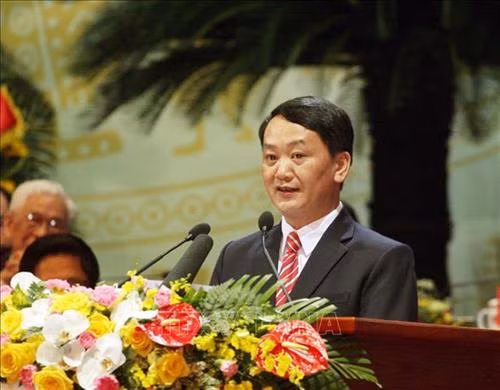 Phó Chủ tịch, Tổng Thư ký Ủy ban Trung ương Mặt trận Tổ quốc Việt Nam Hầu A Lềnh trình bày Báo cáo của Uỷ ban Trung ương Mặt trận Tổ quốc Việt Nam khoá VIII trình Đại hội. Ảnh: TTXVN