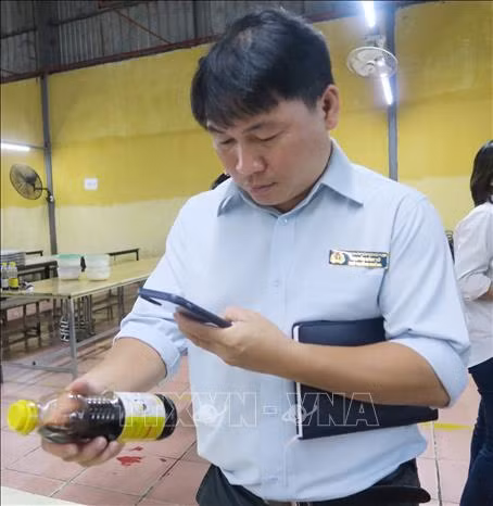 Kiểm tra nguồn gốc xuất xứ của nước tương tại bếp ăn tập thể Công ty TNHH Kyung Rhim Vina, quận Bình Tân, Thành phố Hồ Chí Minh. Ảnh: Đinh Hằng - TTXVN