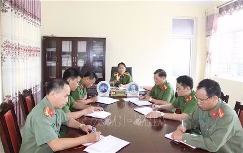 Công an huyện Tân Uyên họp bàn, triển khai nhiệm vụ cho cán bộ và chiến sĩ bám nắm địa bàn cơ sở. Ảnh: TTXVN phát