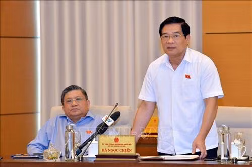 Chủ tịch Hội đồng Dân tộc của Quốc hội Hà Ngọc Chiến trình bày báo cáo thẩm tra. Ảnh: Trọng Đức - TTXVN