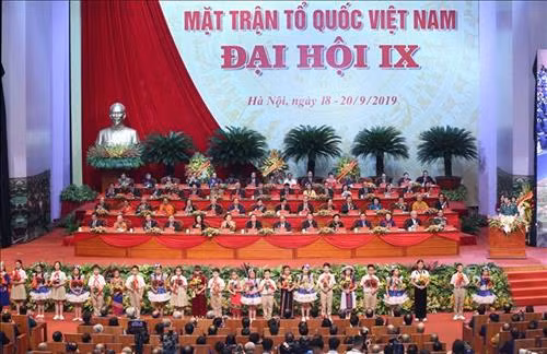 Đoàn đại biểu nhân dân Thủ đô Hà Nội thay mặt các tầng lớp nhân dân cả nước chào mừng Đại hội. Ảnh: TTXVN
