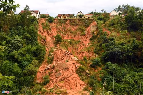 Điểm sạt trượt tạo nên "hố tử thần" ở khu tái định cư Nước Vương. Ông Đinh Văn Nguyên, Phó chủ tịch UBND xã Sơn Liên, cho biết nơi đây bị sạt lở nghiêm trọng khiến 6 hộ gia đình với gần 30 nhân khẩu di dời lên đồi cao. Ảnh : news.zing.vn