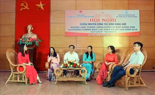 Giao lưu với cán bộ làm công tác trong ngành Thông tin tuyên truyền về công tác bình đẳng giới. Ảnh: Quốc Khánh - TTXVN