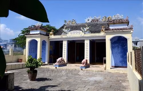 Miếu Âm Linh (còn gọi là Dinh Cô Hồn) tại làng Nam Ô là dấu tích của cuộc chống trả oanh liệt trước quân xâm lược xưa kia, nay được dân làng tổ chức lễ cầu an mỗi dịp năm mới. Ảnh: Quốc Dũng - TTXVN