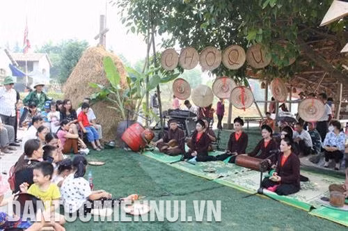 Không gian chợ quê được tổ chức tại Làng. Ảnh: Phạm Hương
