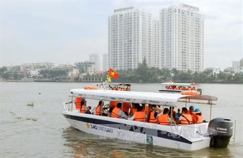 Ca nô đưa du khách tham quan Thành phố Hồ Chí Minh. Ảnh: An Hiếu – TTXVN
