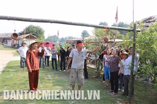 Du khách được trải nghiệm các trò chơi dân gian. Ảnh: Phạm Hương
