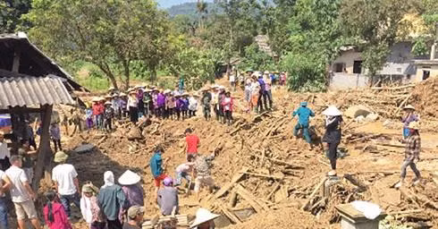 Lực lượng chức năng tìm thấy thi thể chị Thúy cách nơi bị lũ cuốn 50m. Ảnh: vov.vn
