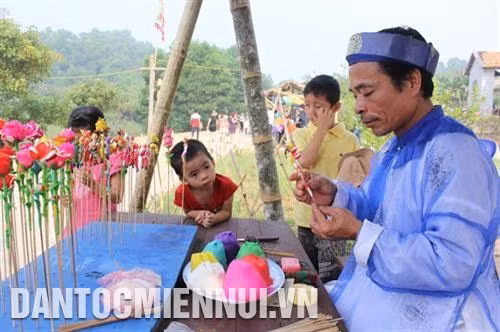 Trò chơi nặn tò he thu hút các em bé. Ảnh: Phạm Hương