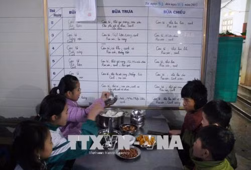 Thực đơn cho học sinh liên tục được thay đổi, bổ sung các chất dinh dưỡng, thức ăn ấm nóng và giàu năng lượng. Ảnh: Diệp Anh - TTXVN