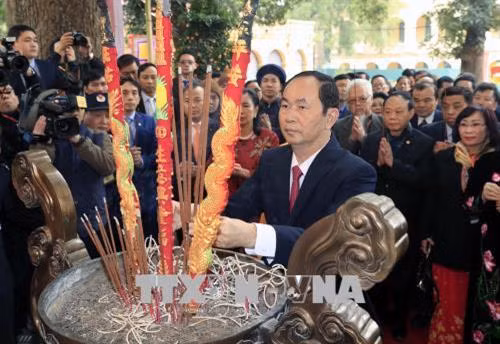Chủ tịch nước Trần Đại Quang dâng hương tại Điện Kính Thiên, Khu Di tích Hoàng thành Thăng Long trong chương trình " Xuân Quê hương 2018". Ảnh: Nhan Sáng-TTXVN