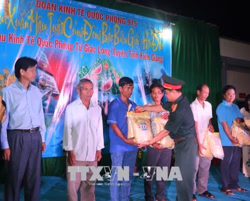 Tặng quà tết cho bà con nghèo trên địa bàn huyện vùng biên Giang Thành. Ảnh: Lê Sen - TTXVN