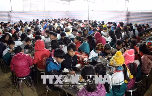 Học sinh ăn tập trung 3 bữa/ngày tại trường Phổ thông Dân tộc nội trú huyện Vân Hồ (tỉnh Sơn La). Ảnh: Diệp Anh – TTXVN