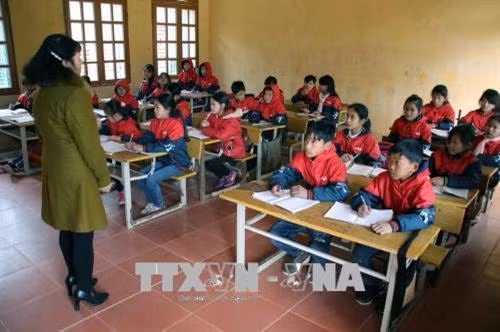 Học sinh của trường Phổ thông Dân tộc bán trú Trung học Cơ sở xã Chiềng Xuân được bố trí học bù buổi chiều sau nghỉ rét. Ảnh: Diệp Anh – TTXVN