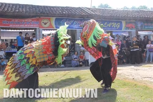Màn biểu diễn múa sư tử mèo của đồng bào dân tộc Nùng. Ảnh: Hoàng Hải