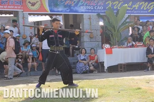Màn biểu diễn thể hiện tinh thần thượng võ của đồng bào dân tộc Nùng. Ảnh: Hoàng Hải