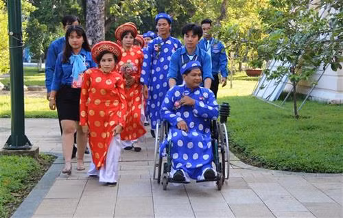 Cặp đôi khuyết tật trong ngày hạnh phúc. Ảnh: Xuân Dự - TTXVN