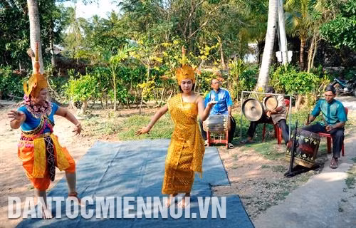 Chùa Sà Lôn - còn gọi là chùa Chén Kiểu ở xã Đại Tâm, huyện Mỹ Xuyên (Sóc Trăng) trong dịp đầu xuân. Ảnh: An Hiếu Đoàn nghệ thuật Rô-băm Rasmei Bưng Chông luyện tập tại gia đình bà Lâm Thị Hương ở ấp Bưng Chông, xã Tài Văn, huyện Trần Đề (Sóc Trăng) phục vụ các lễ hội đầu năm mới. Ảnh: An Hiếu