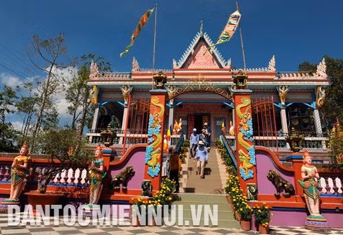 Chùa Sà Lôn - còn gọi là chùa Chén Kiểu ở xã Đại Tâm, huyện Mỹ Xuyên (Sóc Trăng) trong dịp đầu xuân. Ảnh: An Hiếu Đoàn nghệ thuật Rô-băm Rasmei Bưng Chông luyện tập tại gia đình bà Lâm Thị Hương ở ấp Bưng Chông, xã Tài Văn, huyện Trần Đề (Sóc Trăng) phục vụ các lễ hội đầu năm mới. Ảnh: An Hiếu