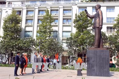 Đoàn đại biểu thành phố Saint Petersburg dâng hoa trước tượng đài Hồ Chí Minh. Ảnh: Xuân Khu-TTXVN