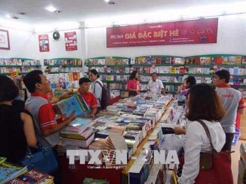 Bạn đọc tìm mua sách tại hội chợ. Ảnh: Gia Thuận – TTXVN