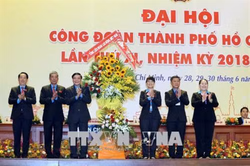 Chủ tịch Tổng Liên đoàn Lao động Việt Nam Bùi Văn Cường tặng hoa chúc mừng đại hội. Ảnh: Thanh Vũ – TTXVN