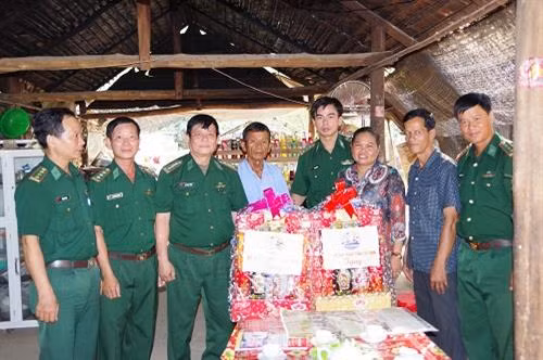 Đại tá Lê Hồng Vương, Chỉ huy trưởng Bộ đội Biên phòng tỉnh Tây Ninh tặng quà gia đình bà Keo Ol - người có uy tín trong cộng đồng người Khmer ở xã Hòa Hội, huyện Châu Thành, tỉnh Tây Ninh (ảnh mang tính chất minh họa). Ảnh: Hải Bằng/Báo Tây Ninh