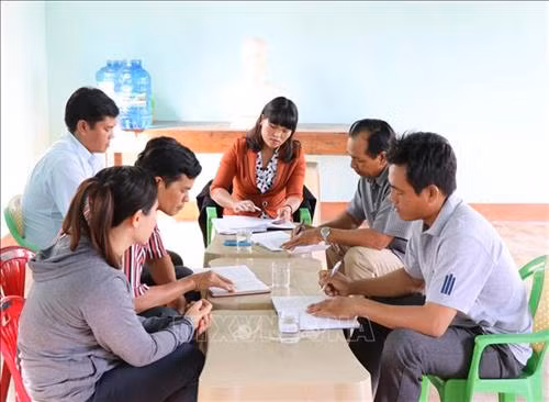 Chị Siu H’Đa (ngồi giữa, áo cam), Bí thư chi bộ thôn Ơi H’Trông, xã Chư Mố thường xuyên tổ chức các cuộc họp triển khai các chủ trương mới của Đảng đến đảng viên trong chi bộ. Ảnh: Hồng Điệp - TTXVN