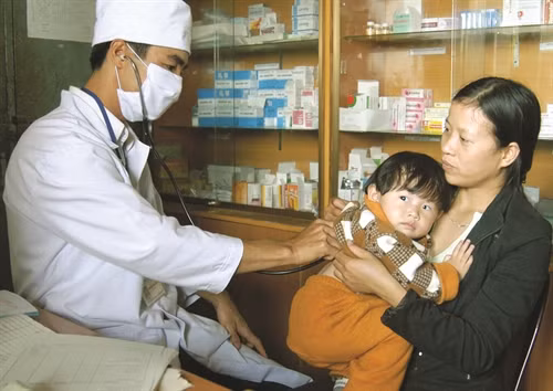 Mạng lưới y tế cơ sở của huyện từng bước nâng cao chất lượng chăm sóc sức khỏe đồng bào.