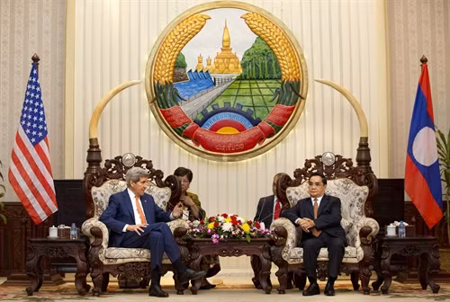 Thủ tướng LàoThongsing Thammavong (phải) tiếp Ngoại trưởng Mỹ John Kerry (trái). AFP/TTXVN
