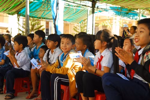 Niềm vui của các em học sinh vùng sâu, vùng xa, vùng biên giới Lộc Ninh khi nhận những món quà có ý nghĩa